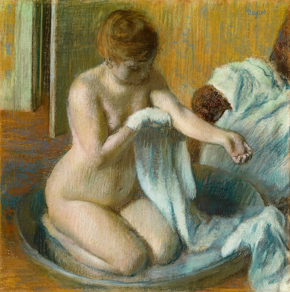 Молодушка и беременная девка моются по соседству в общем душе